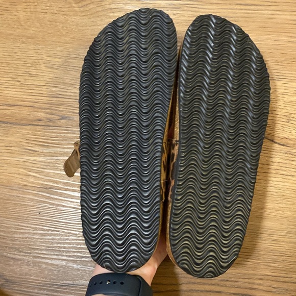 Yoki Sandals - Picture 2 of 6